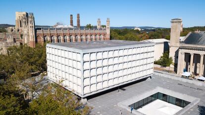 En este edificio del campus de la Universidad de Yale se encuentra la biblioteca de manuscritos y libros raros de Yale Beinecke, dise?ada por  Gordon Bunschaft. 
