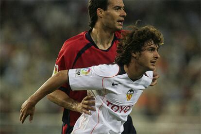 El jugador del Osasuna César Cruchaga sujeta a Aimar durante el partido disputado en el campo de Mestalla.