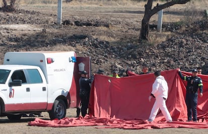 Policías estatales e integrantes de la Guardia Nacional acuden al sitio tras el siniestro, el sábado pasado.