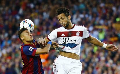 Benatia salta amb Neymar.