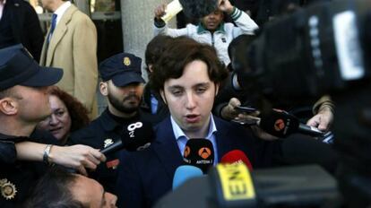 El 'Pequeño Nicolás' atiende a los medios de comunicación tras declarar en el juzgado.
