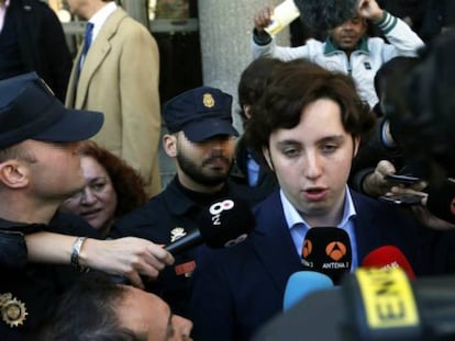 El 'Pequeño Nicolás' atiende a los medios de comunicación tras declarar en el juzgado.