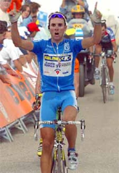 Alejandro Valverde, vencedor en la etapa, celebra su victoria por delante de Cárdenas y Heras.