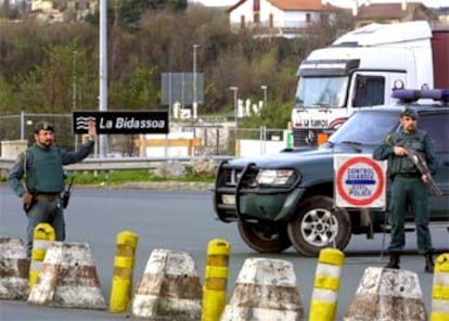 Control de la policía francesa en el puesto fronterizo de Biriatou.