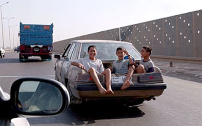 Tres niños, en el maletero de un coche que circula por una de las avenidas de Bagdad, una ciudad en la que la población vive una situación caótica.