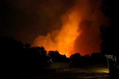 Las llamas del incendio de Tres Cantos, la noche de este lunes