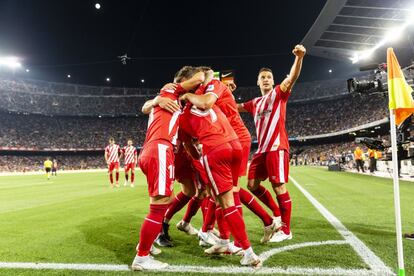 Los jugadores del Girona, con Cristhian Stuani, celebran el punto conseguido en el Camp Nou.
