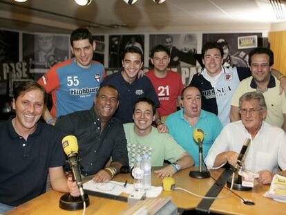 El equipo de <i>Carrusel deportivo,</i> ayer en los estudios de la SER.