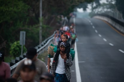 Un grupo de migrantes camina sobre una carretera en Chiapas, el pasado 24 de abril.