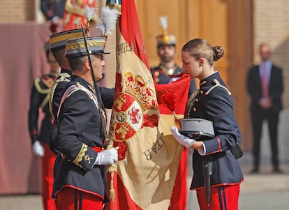 La princesa Leonor ha sido la primera en besar la bandera que ordenó bordar la reina María Cristina en 1886.