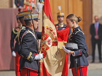 La princesa de Asturias besaba este sábado la bandera que ordenó bordar la reina María Cristina en 1886, en la ceremonia celebrada en la Academia Militar de Zaragoza.