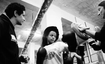 SheFighter combina el taekwondo –un arte marcial que enseña a tener disciplina y respeto por uno mismo y por los demás–, con el boxeo, el kick boxing y el kung-fu. “Pero, sobre todo, es un camino de fortalecimiento interior y de autoestima”, afirma.