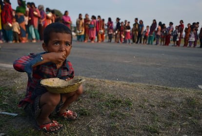 Un ni&ntilde;o come arroz en un campo de refugiados nepal&iacute;es.