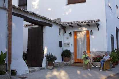 Dos vecinas de Olmeda de las Fuentes, toman el fresco en la puerta de su casa al caer la tarde.