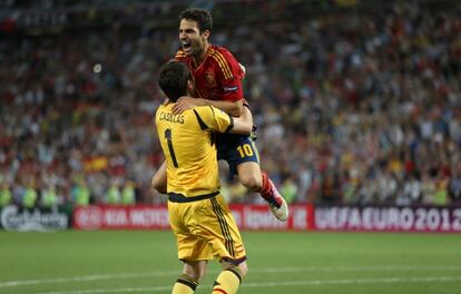 Casillas y Cesc se abrazan tras el último penalti.