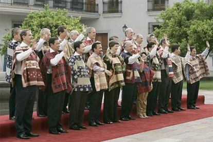 Los participantes en la Cumbre Asia-Pacífico, ayer, saludando ataviados con ponchos andinos.