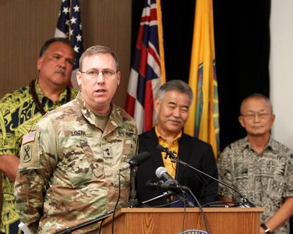 El general Arthur J. Logan se dirige a los periodistas, el pasado martes. Detr&aacute;s, segundo por la derecha, el gobernador, David Ige.