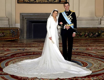 Manuel Pertegaz fue el modisto escogido por doña Letizia para el vestido de su boda con Felipe de Borbó, celebrada en Madrid el 22 de mayor de 2004. La hoy Reina vistió un modelo inspirado en la línea princesa —de corte continuado desde los hombros al suelo— con una colla de cuatro metros y medio. El escote en pico y cuello, parte de la espalda y la cola fueron bordados en hilo de plata y oro.