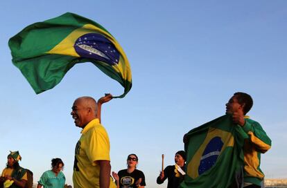 Un grupo de personas celebran la destitución de Dilma Rousseff , en Brasilia.