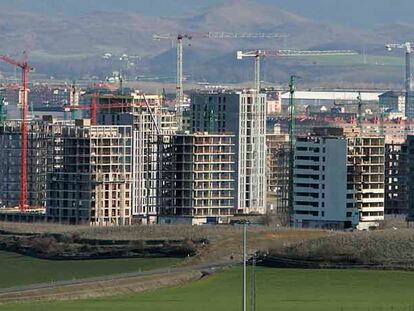 Vista de Vitoria, con los nuevos edificios en construcción del barrio de Zabalgana en primer término.