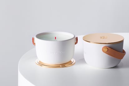 Vela aromática L’air du Jardin (175 €) y Île Blanche (175 €), de Louis Vuitton.