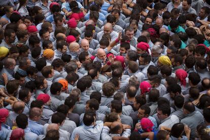 Participantes se preparan para hacer torres humanas o "Castellers" durante las celebraciones de la Santa Merce en la plaza San Jaime de Barcelona.