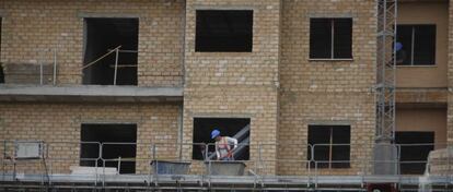 Edificio de Sevilla en construcción, sector que registrará la mayor caída este año.