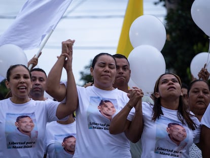 Cilenis Marulanda, centro, madre del futbolista colombiano Luis Díaz, se une a una marcha para exigir la liberación de su esposo y padre del delantero del Liverpool, en Barrancas, departamento de La Guajira,, el martes 31 de octubre de 2023.