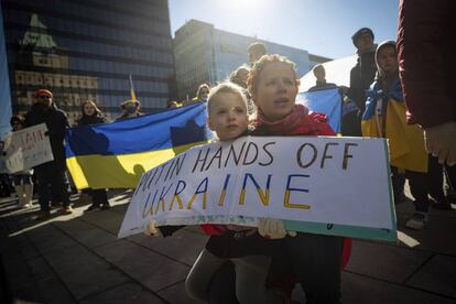 Una mujer y un niño asisten a una manifestación en apoyo del pueblo de Ucrania en Vancouver, Columbia Británica. 