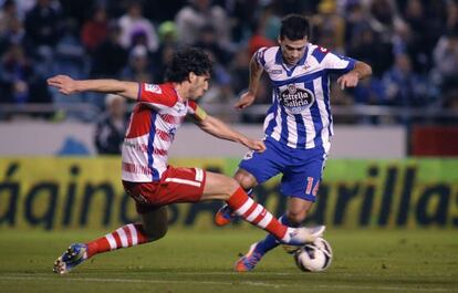 El jugador del Deportivo Bruno Gama disputa un bal&oacute;n con Mainz.