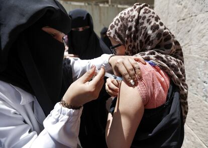 <p>La campaña se llevó a cabo en 11 gobernaciones del país y se centró en los lugares en los que se habían registrado casos sospechosos de difteria y áreas con alto riesgo de propagación de la enfermedad respiratoria infecciosa.</p> <p>En la imagen, una niña yemení recibe una vacuna contra la difteria en un centro de salud en la capital, Saná, el 14 de marzo de 2018.</p>