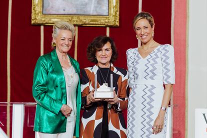 María Luisa Segoviano, Carmen Calvo y Marlen Estévez en los Premios WLW 2024