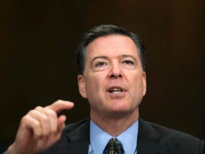 Comey defiende su actuación al día siguiente de que la demócrata le acusara de ser uno de los responsables de su derrota