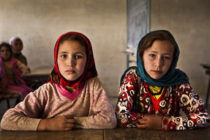 Dos niñas en la escuela de la aldea Akka Nouanim. Solo aprenderán lo básico porque el colegio más próximo está en el pueblo de Imilchil, a 20 kilómetros de la aldea.  Esta  se queda incomunicada en los meses de invierno y sus familias no tienen dinero para dejarlas internas. Además, dicen que las necesitan en casa porque ellas ayudan a sus familias en las tareas domesticas y el campo.