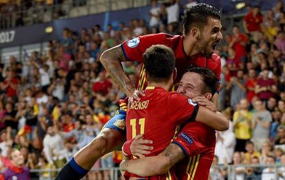 Asensio, Ceballos y Sa&uacute;l celebran un gol ante Italia. 