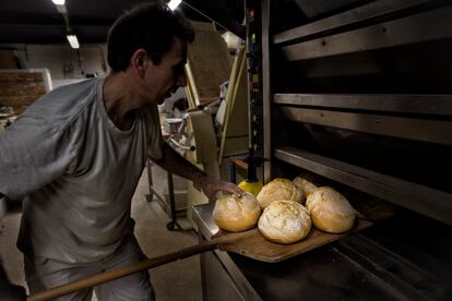 Un panadero horneando pan