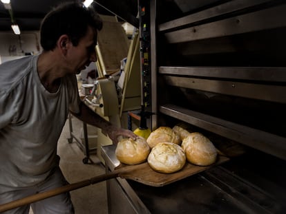 Un panadero horneando pan