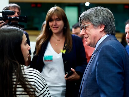 Laura Borràs y Carles Puigdemont, el 5 de julio en el Parlamento Europeo, en Bruselas el 5 de julio.