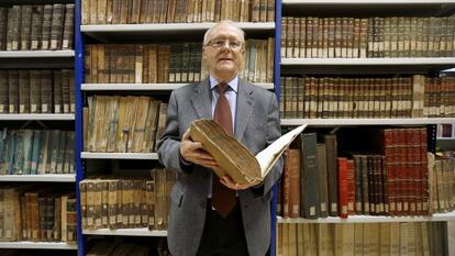 Fancisco Oltra en la biblioteca histórica de la Real Sociedad Económica de Amigos del País.