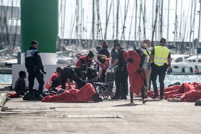 Policías, miembros de Salvamento Marítimo y Cruz Roja atienden a los migrantes rescatados en una patera a la deriva cerca de Lanzarote, el 29 de enero pasado.