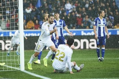 El conjunto blanco suma así tres puntos, que le permiten ponerse líder provisional de la clasificación, superando a un Barcelona que visitará el domingo al Atlético de Madrid. En la imagen, Daniel Carvajal, tras marcar el segundo gol del Real Madrid.