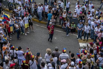 Un hombre toca el saxofón en las calles de Caracas durante las manifestaciones.