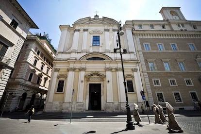 Fachada de la iglesia de Sant’Apollinare, en cuyo interior estuvo la tumba de Enrico de Pedis, 'Renatino'.