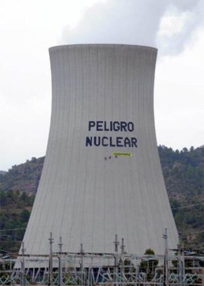The refrigeration tower at Cofrentes with the message "Nuclear Danger" spraypainted by activists.