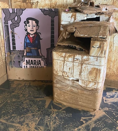 Aspecto de una  ilustracin del libro 'Mara 'La Jabalina' y de una fotocopiadora tras el paso de la dana por el estudio de Cristina Durn y Miguel ?ngel Giner en Benetsser.