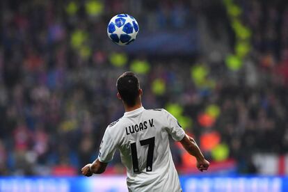 Lucas Vázquez cabecea el balón.