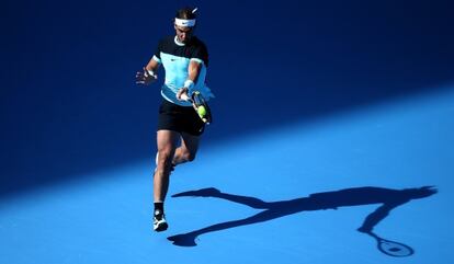 Nadal devuelve la pelota contra Fognini.