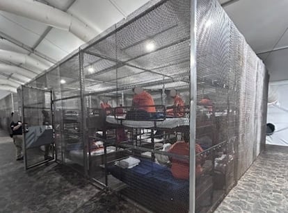 Las jaulas metálicas utilizadas como "zonas de calma" en Alligator Alcatraz, antes de su cierre este verano en el sur de Florida.