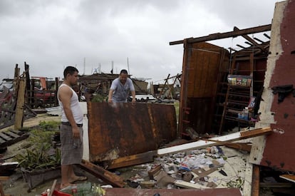 Los habitantes del Cabo San Lucas observan cómo el huracán ha destrozado casas completas. Odile afectará al menos a "los cinco municipios de la entidad, especialmente La Paz y Loreto", señala el Servicio Meteorológico Nacional de México.