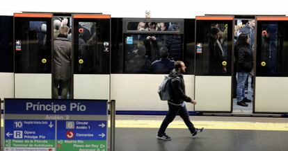 Los maquinistas de Metro de Madrid han convocado paros este viernes y el lunes próximo y los siguientes viernes indefinidamente, aunque de forma parcial, hasta que les sea reconocida su categoría laboral de "maquinistas de tracción eléctrica".